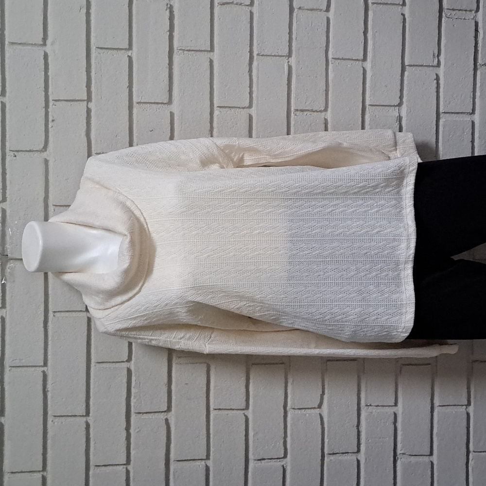 Como Blu Cream Cowlneck Oversized Cozy Sweaer. Size Large NWT